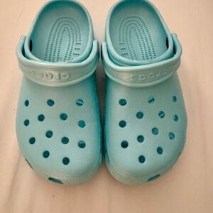 Crocs Classic Clog in Light Blue